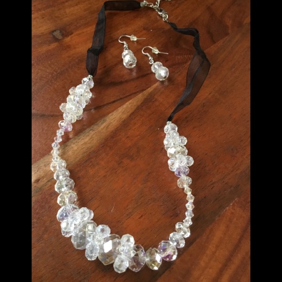 Jewelry - Clear crystal necklace with earrings